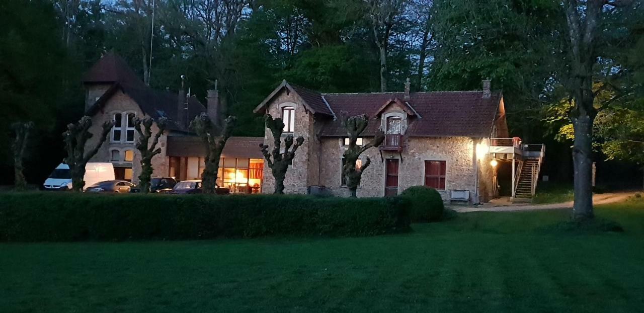 Gite Dans Un Domaine Historique Chevreuse Exterior foto
